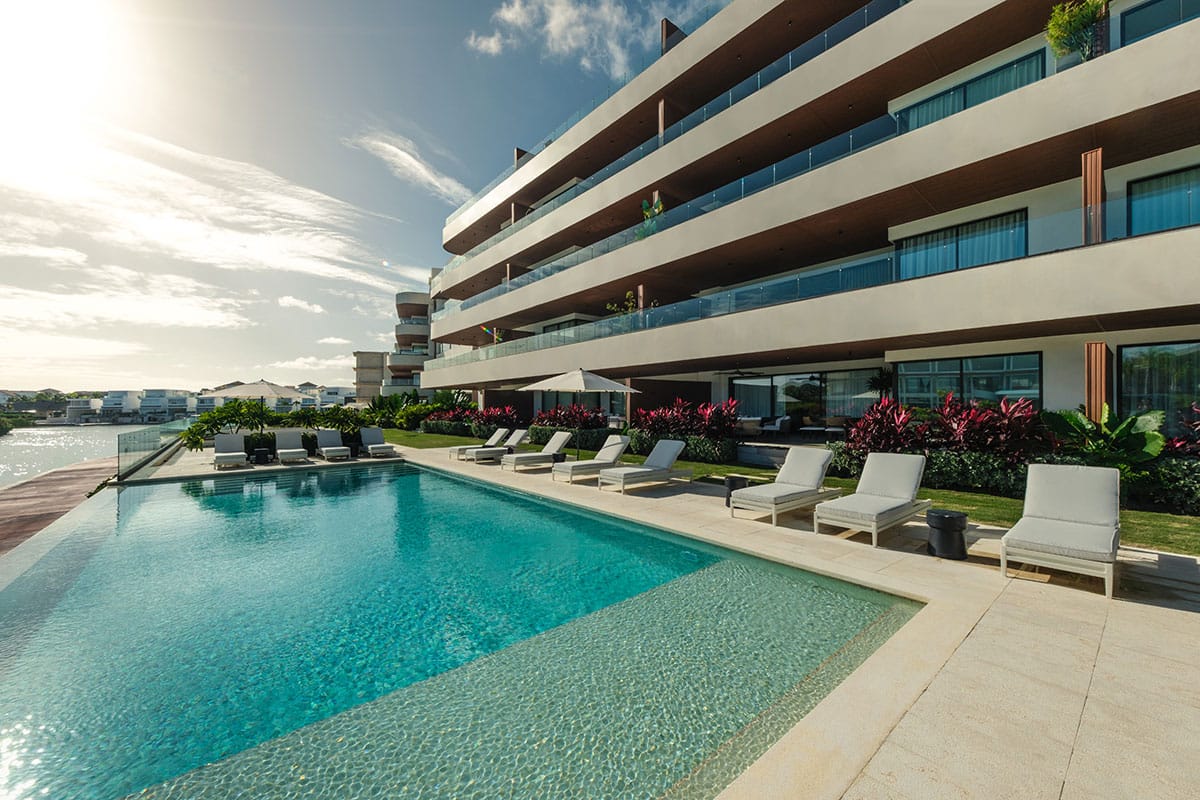 Espacio exterior con materiales de construcción resistentes al clima del Caribe