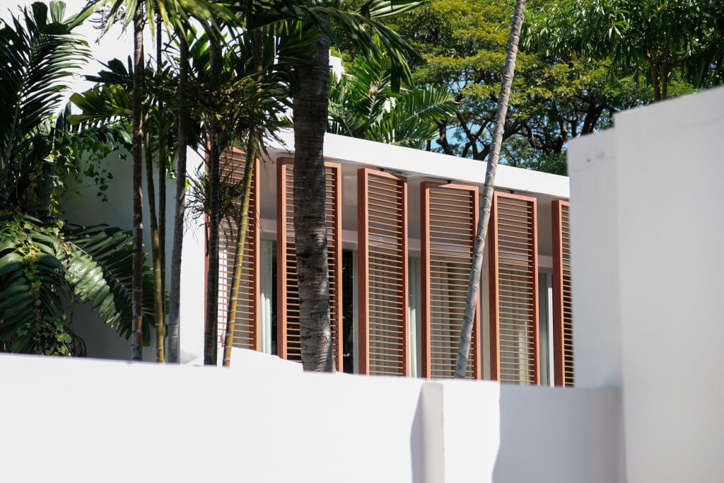 Fachada de piedra coralina, material de construcción resistente a la humedad y el sol en el Caribe